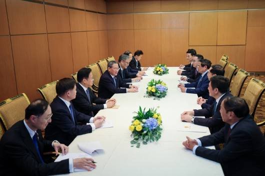 李强会见越南总理范明政 李强会见越南总理范明政