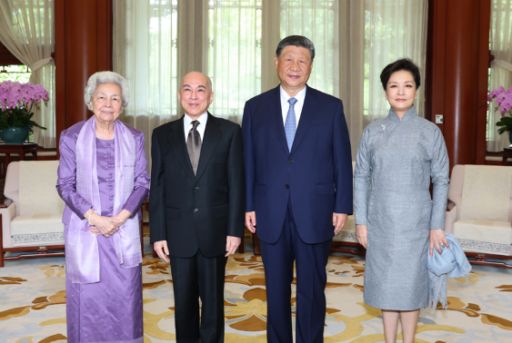 习近平夫妇会见柬埔寨国王西哈莫尼和太后莫尼列 习近平夫妇会见柬埔寨国王西哈莫尼和太后莫尼列